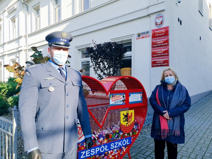 Na terenie ZS w Koronowie stanęło wielkie serce na nakrętki...