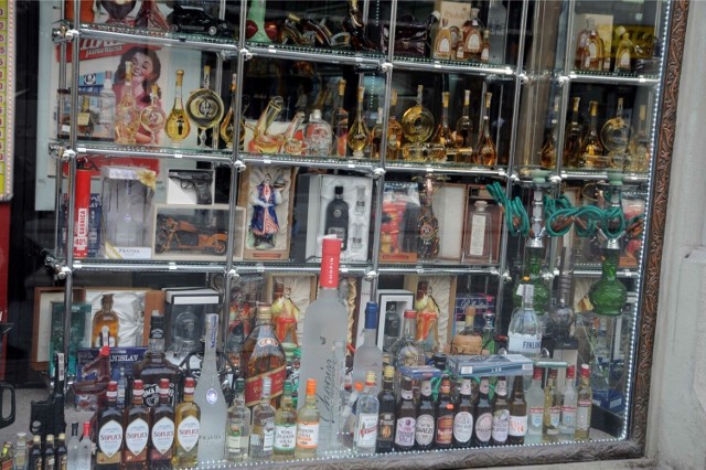 W zabytkowym centrum Krakowa zaczęły dominować sklepy z alkoholem.