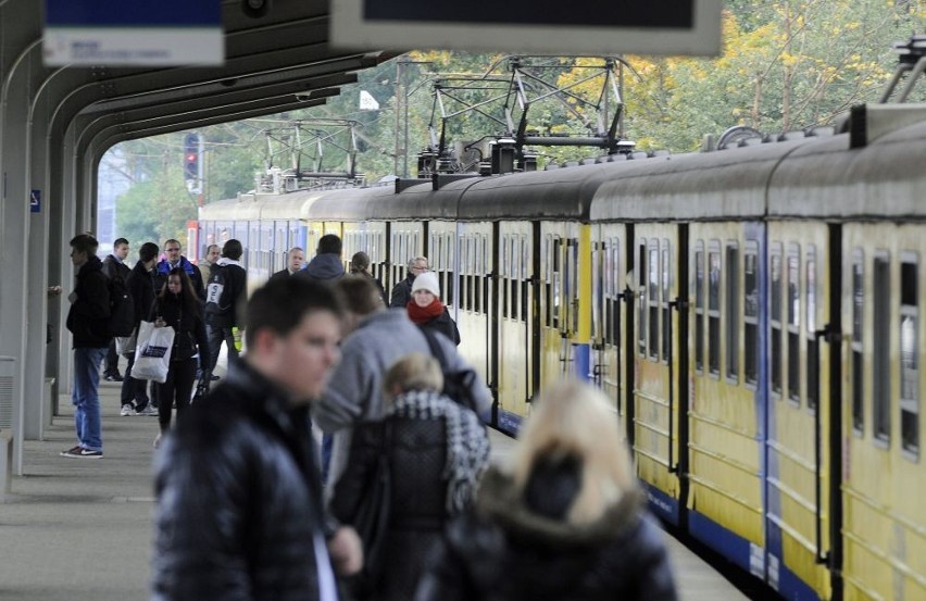 SKM: Pierwszy dzień zmian w kursowaniu kolejek - tłok i spóźnienia. Będzie lepiej? [ZDJĘCIA]