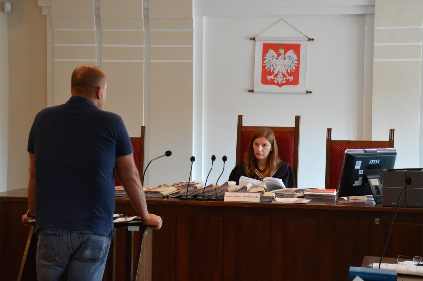 Przed sądem w Lęborku oskarżeni są trzej byli funkcjonariusze lęborskiej "drogówki"