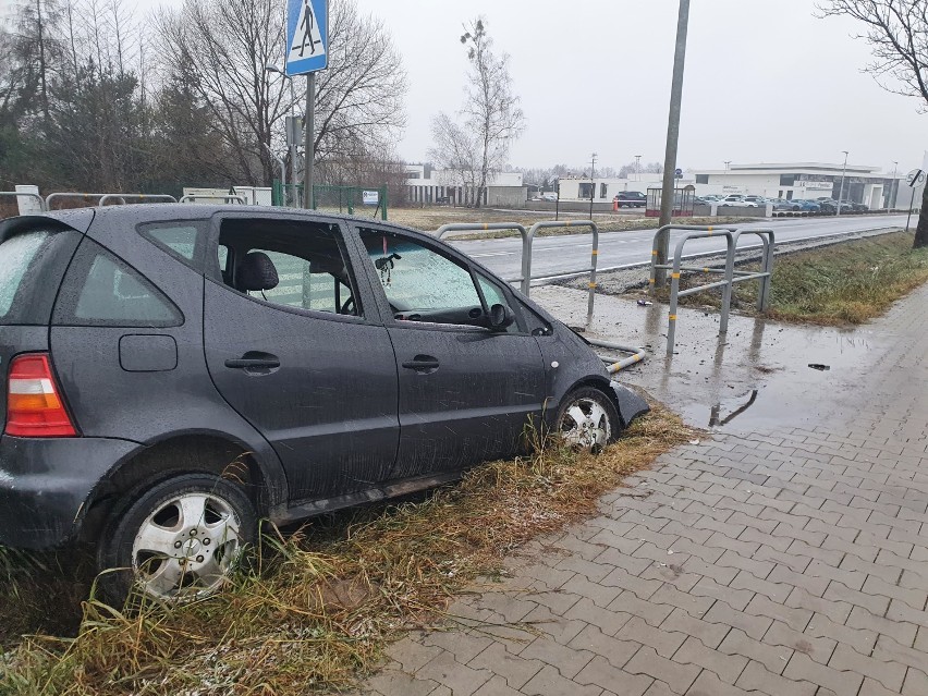 Sękowo. Samochód po kolizji leży od tygodnia w rowie. Co stanie się z pojazdem?