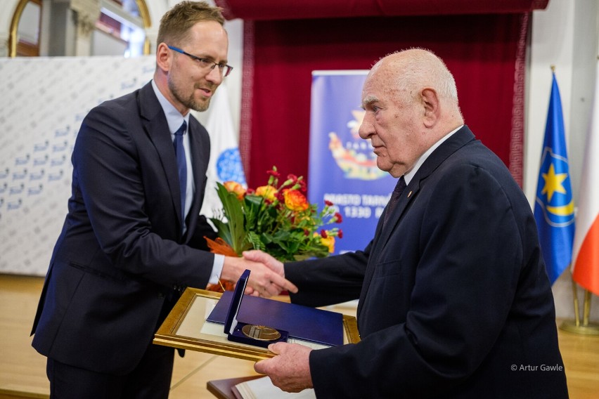 Stanisław Majorek odebrał uroczyście tytuł Honorowego Obywatela Miasta Tarnowa. Podniosła ceremonia w tarnowskiej Sali Lustrzanej