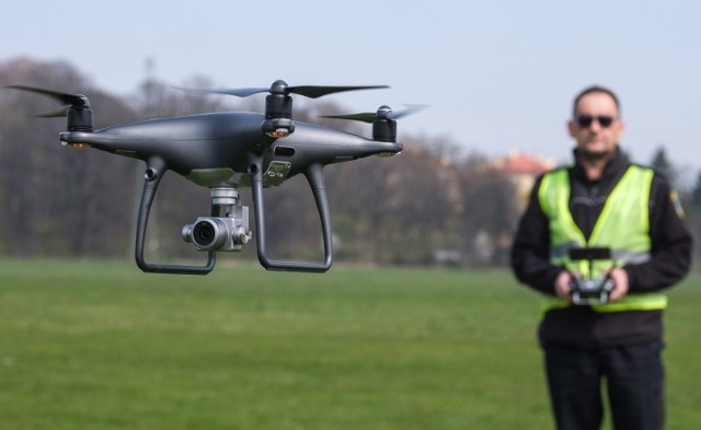 Drony wykorzystywane są obecnie w Tarnowie do tropienia zgromadzeń, ale strażnicy chcą też za ich pomocą emitować komunikaty dźwiękowe