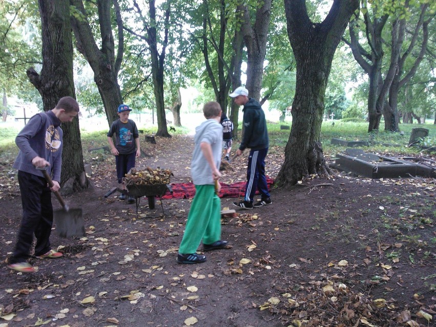 Malbork. Harcerze z Młodzieżowego Ośrodka Wychowawczego zaopiekowali się cmentarzem