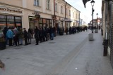 Długa kolejka po pączki do Starej Pączkarni na ul. Kościuszki w Rzeszowie - trzeba było czekać nawet 2 godziny 