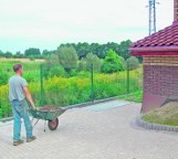 Krzeszowice: rodzina z osiedla Żbik wciąż bez kanalizacji, bo urzędnicy o nich zapomnieli