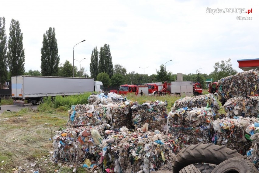 Gliwice: Kontrola składowiska śmieci... i nielegalne odpady z Włoch [ZDJĘCIA]