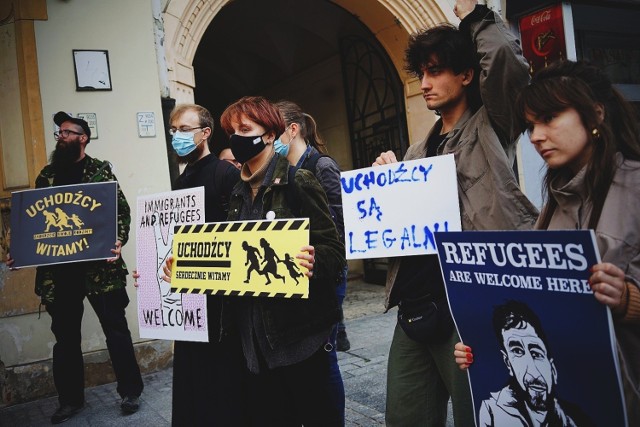 Demonstrujący mieszkańcy Łodzi chcieli przekazać swoją solidarności z mieszkańcami Afganistanu, a także uchodźcami zatrzymanymi na granicy.