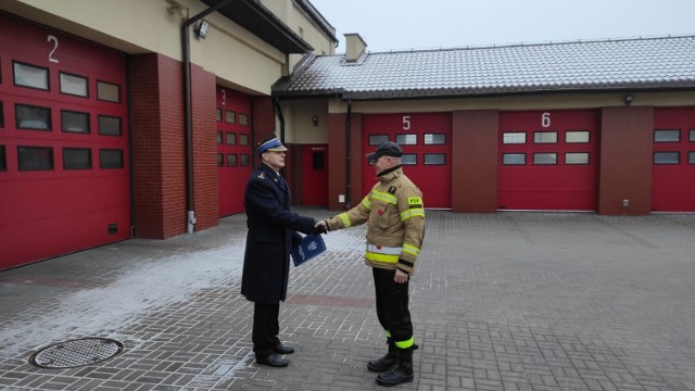 Życzenia strażakowi złożył zastępca Komendanta Powiatowego PSP w Rypinie st. bryg. Andrzej Górecki