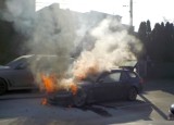 Pożar samochodu na Mokotowie. "Płomienie w aucie, którym jechała kobieta z dzieckiem"