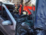 Wypadek na ul. Kinowej - mercedes wjechał w zaparkowaną ciężarówkę