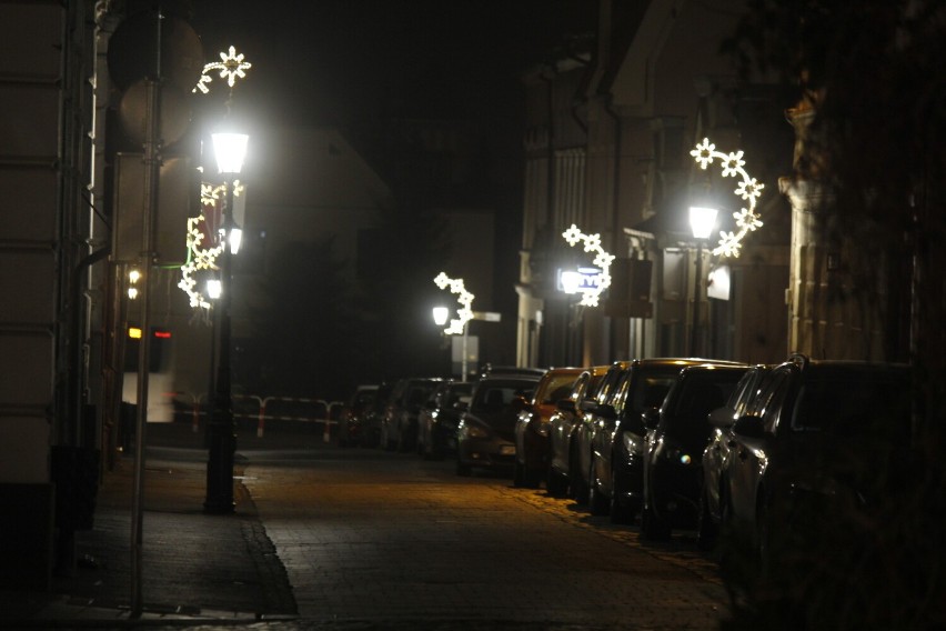 Na rynku w Środzie zrobiło się już świątecznie. Na latarniach i drzewach pojawiły się iluminacje świąteczne