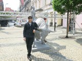 Rzeźba "Porwanie Europy" na skwerze w Jeleniej Górze. Upamiętniała ważną rocznicę