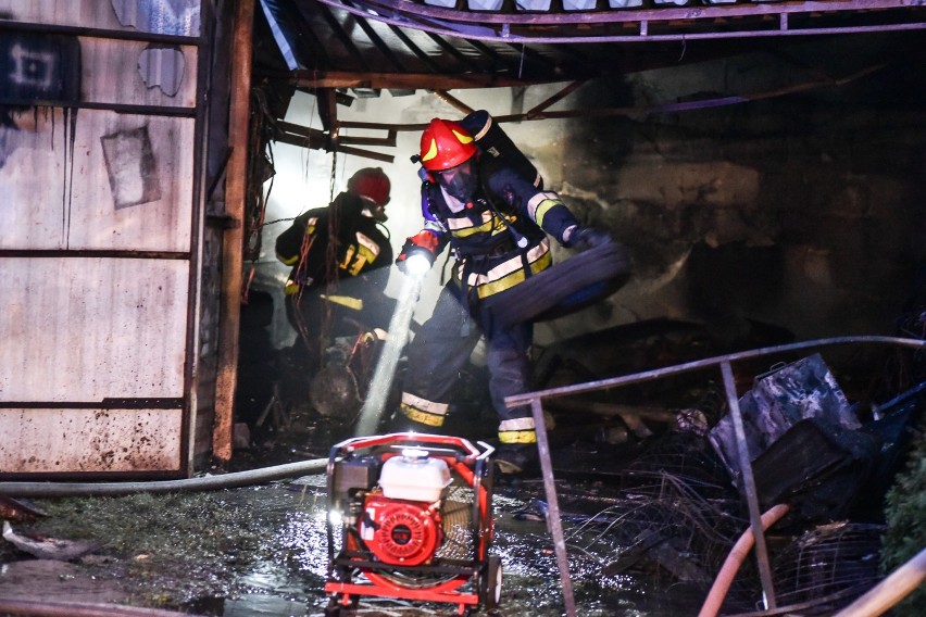 Pożar na osiedlu w Rydzynie, zapaliły się dwa garaże i elewacja domu