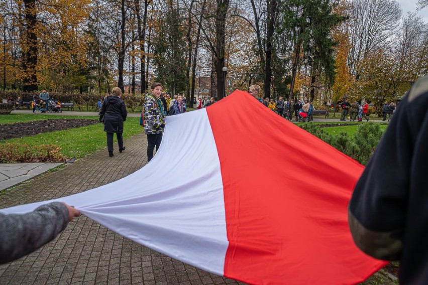 Odśpiewali hymn na plantach i złożyli kwiaty pod pomnikiem marszałka