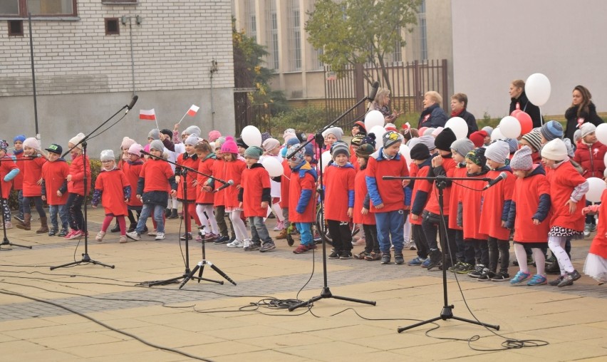 Dzieci z przedszkoli w Puławach odśpiewały Mazurek Dąbrowskiego (galeria zdjęć)