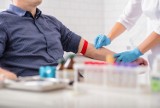 Potrzebna krew ratująca życie! Narodowe Centrum Krwi informuje o niskich rezerwach i zachęca do jej oddawania