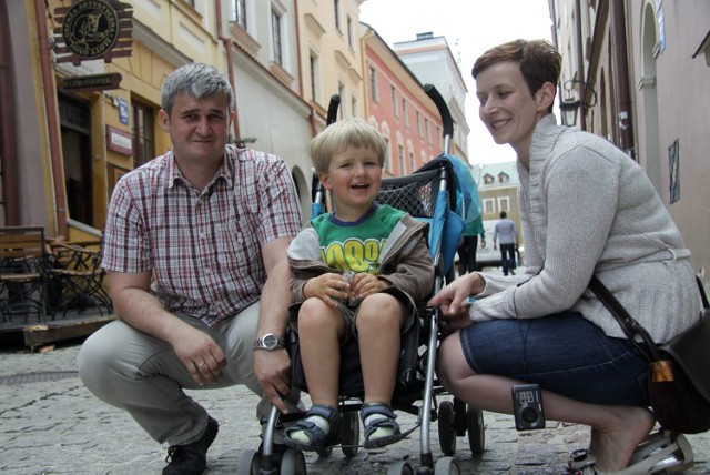 Michał i Małgorzata Piotrowscy z synkiem Adasiem na zwiedzanie Lublina przeznaczyli jeden dzień. - Pochodzimy z Zawiercia, często podróżujemy, a w tym roku postanowiliśmy odwiedzić Lubelszczyznę - opowiada Michał Piotrowski. - Niestety, Muzeum na Zamku w poniedziałek jest zamknięte, dlatego niewiele udało się tam zobaczyć. Na pierwszy rzut oka miasto prezentuje się bardzo dobrze.