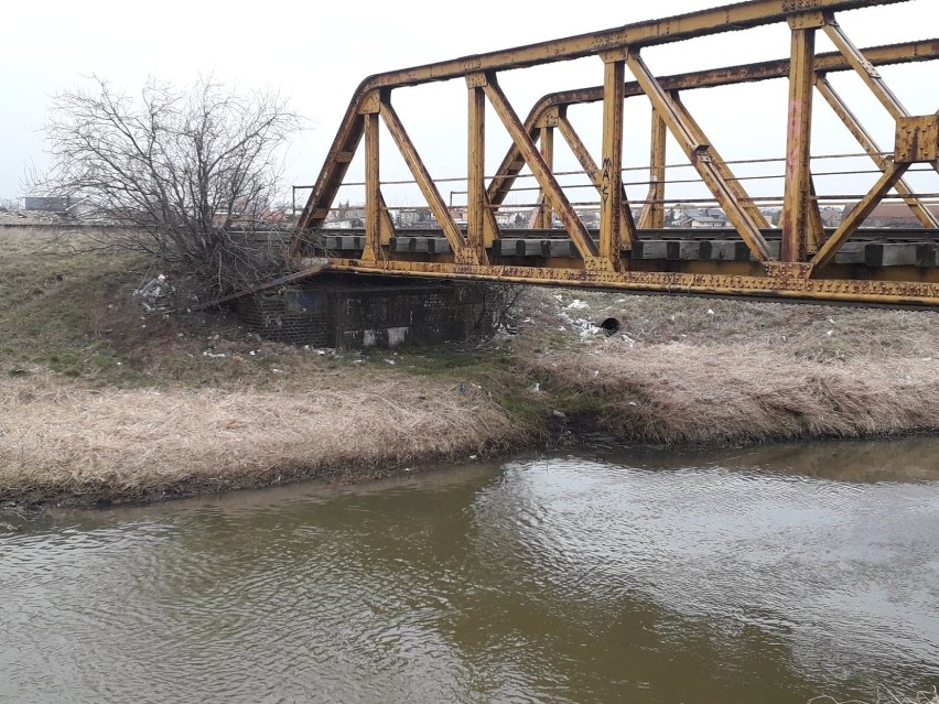Hałdy śmieci przy moście żelaznym w Kiełczewie ZDJĘCIA 