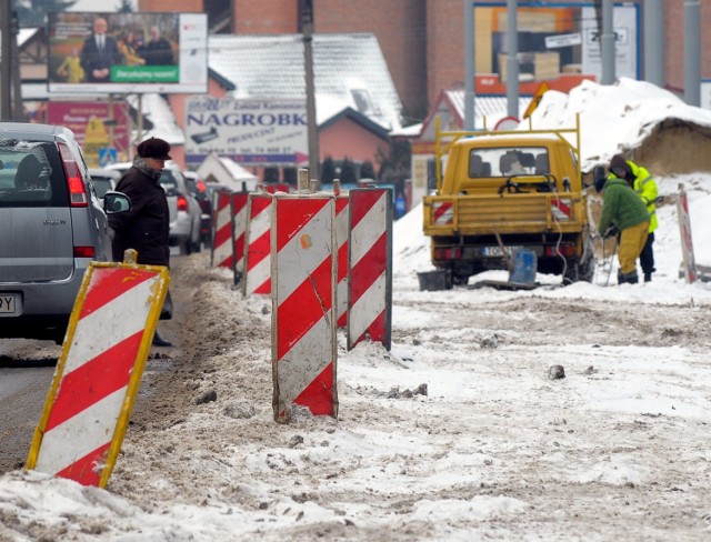 Remont ul. Abramowickiej: Mieszkańcy brną w śniegu na  poboczach remontowanej ulicy