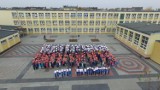 Ostrowska "Jedynka" dla Niepodległej! Uczniowie stworzyli żywą, biało-czerwoną flagę dla Ojczyzny