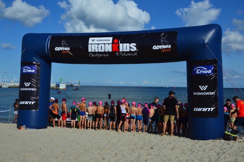Przyszli mistrzowie triathlonu opanowali plażę miejską w Gdyni ZDJĘCIA
