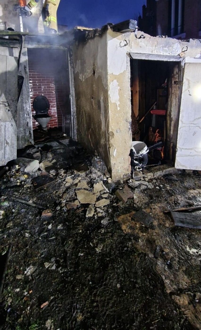 Pożar budynku gospodarczego w Szamotułach. Interweniowali strażacy zawodowi i ochotnicy