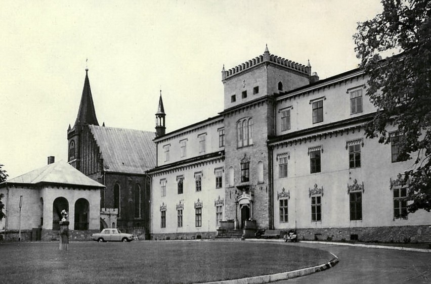 Widok na front pałacu i kościół parafialny w latach 60. ub....