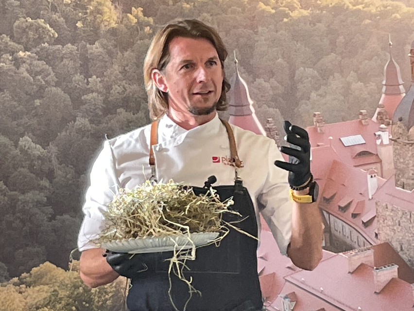 Karol Okrasa gotuje w sali balowej Zamku Książ w Wałbrzychu....