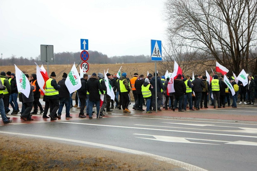 Protest rolników przed polsko-ukraińskim przejściem granicznym w Medyce [ZDJĘCIA, WIDEO]