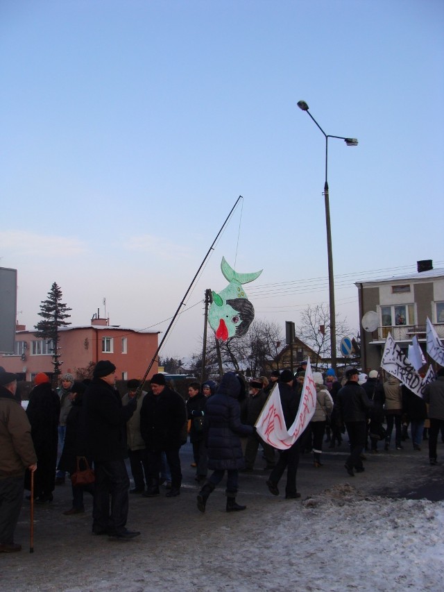Rodzice uczniów z Gimnazjum nr 3  w styczniu 2012 roku wyszli na ulicę i pikietowali w obronie szkoły. Zdjęcie archiwalne