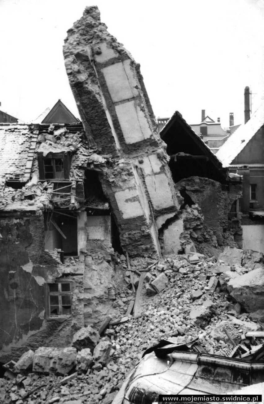 53 lata temu zawaliła się wieża ratuszowa w Świdnicy. Zobacz archiwalne zdjęcia i pocztówki