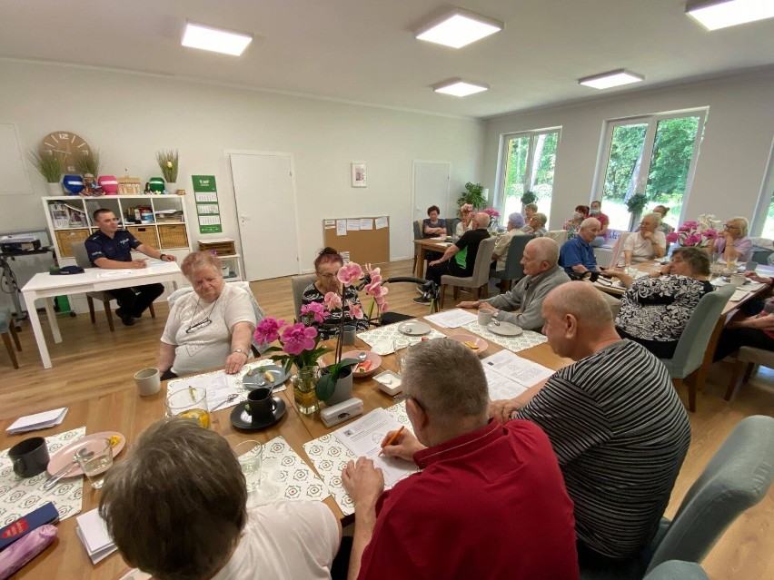 Policja z wizytą w Dziennym Domu Opieki Medycznej w Wągrowcu. Funkcjonariusz przestrzegał seniorów, by nie dali się oszukać 