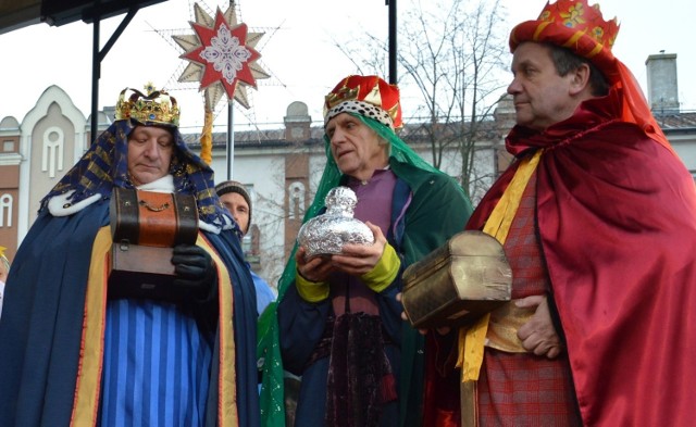 "Trzej Królowie" podczas uroczystości na Rynku w Ostrowcu w 2020 roku.