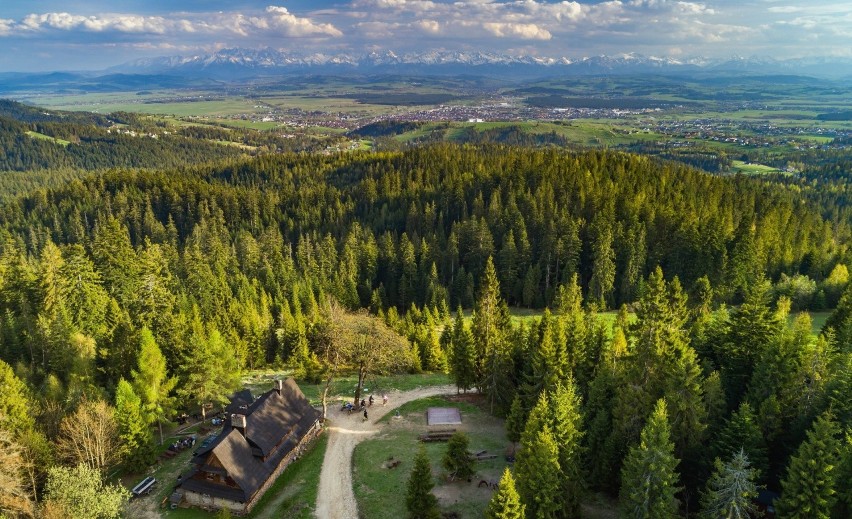 Niegdyś pasterskie schronienie, później schronisko PTTK, w...