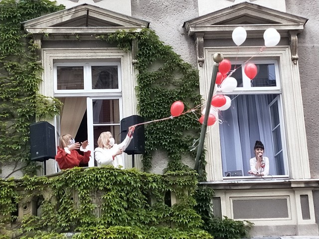 Na zakończenie koncertu z okien Szprotawskiego ratusza burmistrz Ewa Gancarz i dyrektor SzDK Teresa Zima wypuściły do nieba białe i czerwone balony.