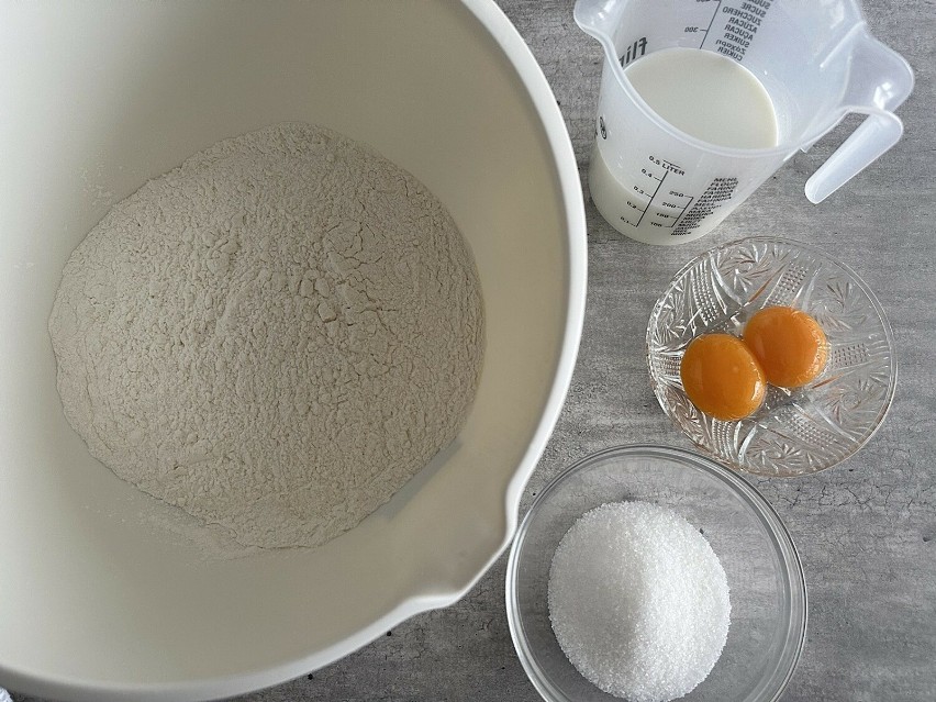 Rozpuść masło. Do miski przesiej mąkę i dodaj szczyptę soli.