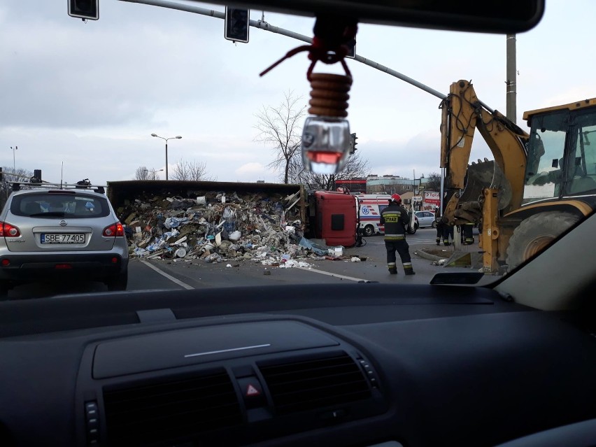 Ciężarówka ze śmieciami wywróciła się w Sosnowcu, w...