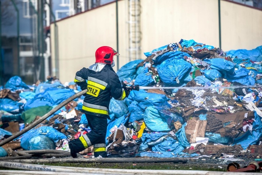 Pożar składu makulatury w gdańskich Szadółkach 14.04.2020