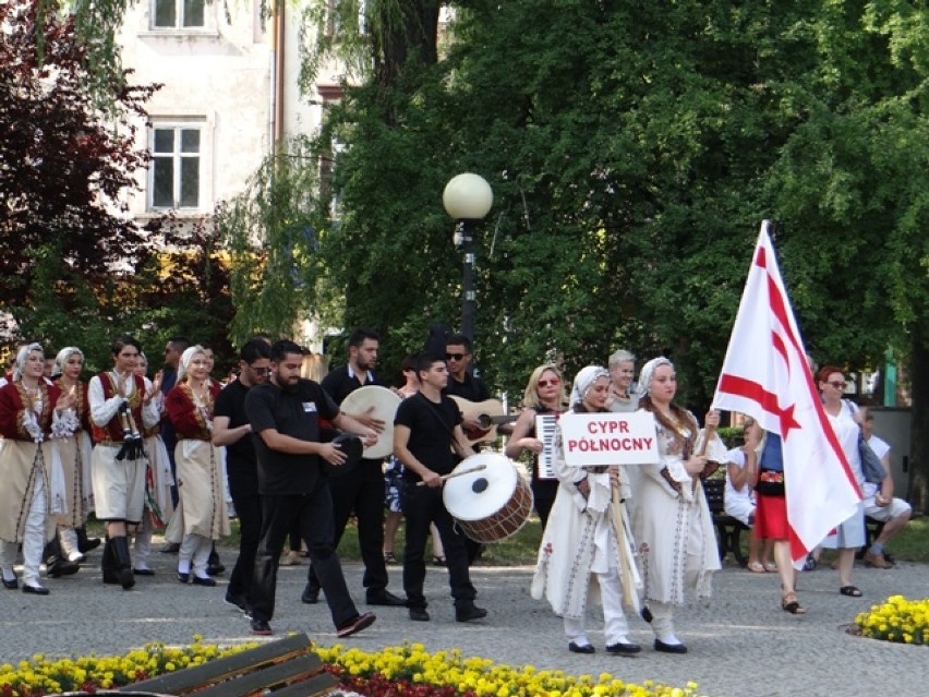 Prezentacja zespołów folklorystycznych w MDK w Radomsku[ZDJĘCIA]