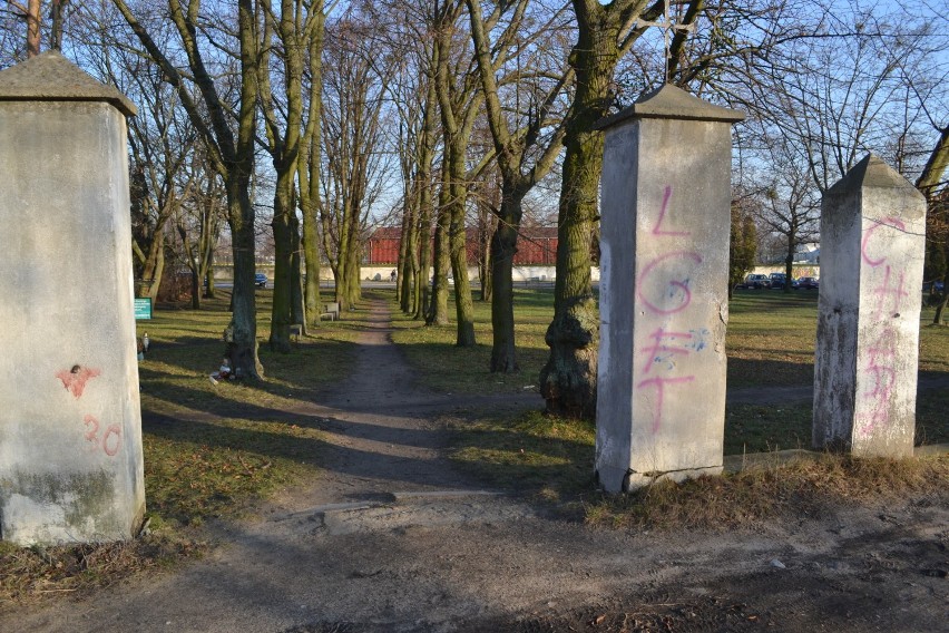 Dawny cmentarz przy ul. Wita Stwosza w Pruszczu Gdańskim przejdzie rewitalizację. Stanie tam również pomni