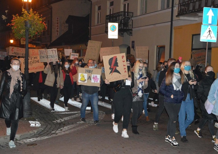 Protesty przeciwko zaostrzeniu prawa aborcyjnego. Demonstranci złożyli kwiaty pod pomnikiem Jana Pawła II w Łowiczu