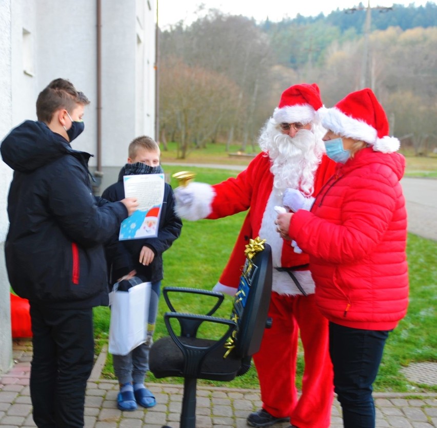 Święty Mikołaj spacerował po gminie Komańcza [ZDJĘCIA] 