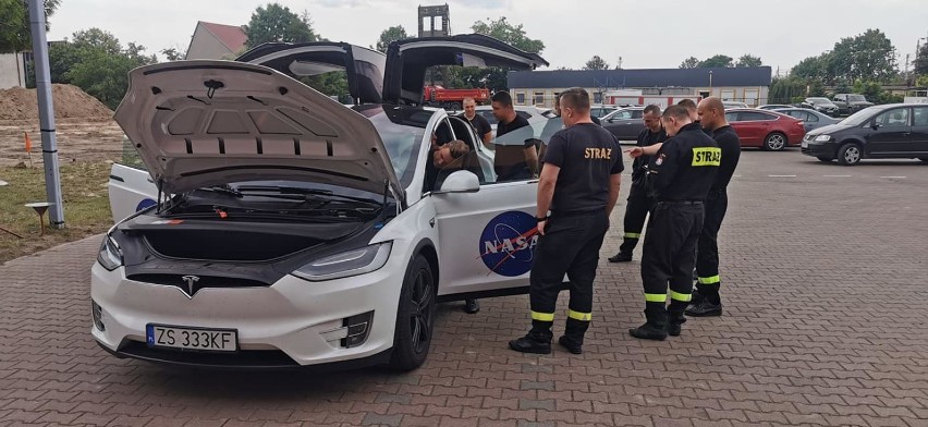 Wypożyczalnia samochodów elektrycznych Tesla Rent szkoliła stargardzkich strażaków