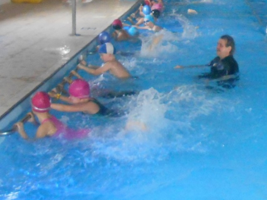 Dzieci z Krynicy Morskiej uczą się pływania w czasie...
