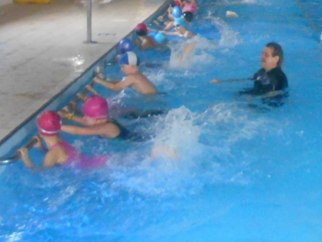 Dzieci z Krynicy Morskiej uczą się pływania w czasie darmowych zajęć