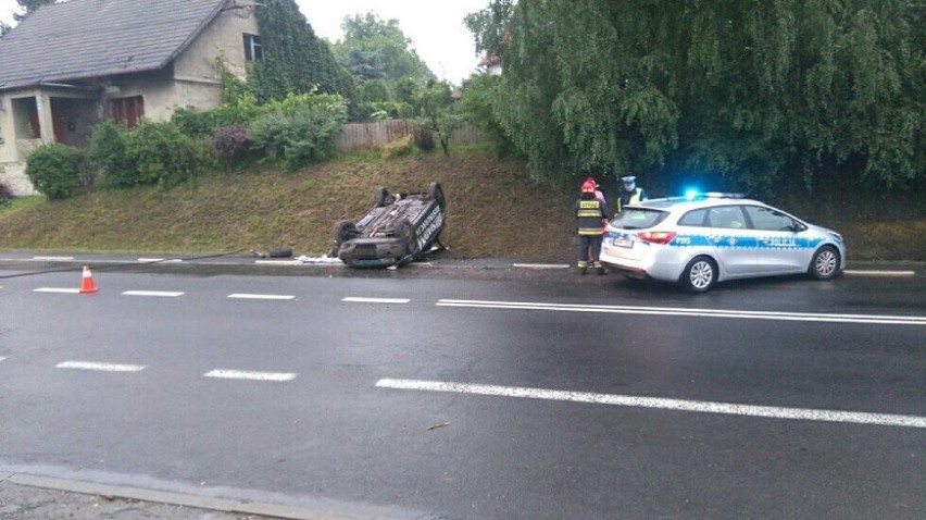 Wypadek w Jastrzębiu: wpadł w poślizg i dachował