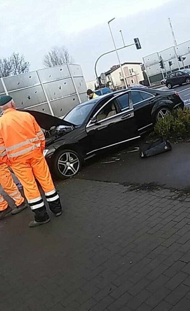 Dziś przed południem na średnicówce w Toruniu doszło do zderzenie dwóch aut - osobowego mercedesa i dostawczego volkswagena. Na szczęście nikomu nic się nie stało. Policja ustala okoliczności zdarzenia.