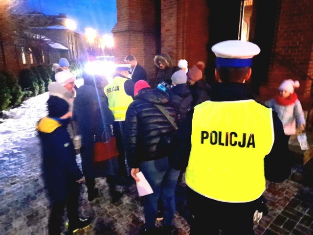 Policjanci z Kościerzyny wybrali się na roraty by rozmawiać o bezpieczeństwie. Po mszy rozdawali odblaski.