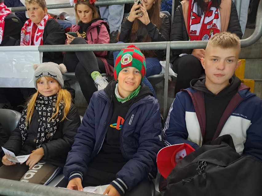 Uczniowie z Marzęcina kibicowali podczas meczu Polska - Mołdawia